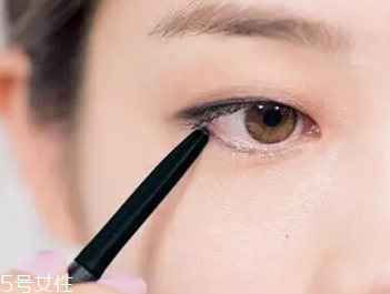 單眼皮如何畫眼影？亮色眼影會制造車禍現(xiàn)場