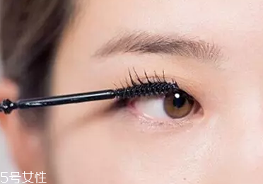 單眼皮如何畫眼影？亮色眼影會制造車禍現(xiàn)場