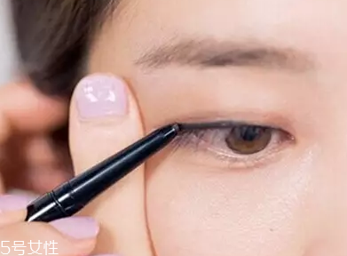 單眼皮如何畫眼影？亮色眼影會制造車禍現(xiàn)場
