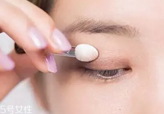 單眼皮如何畫眼影？亮色眼影會制造車禍現(xiàn)場
