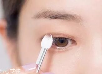 單眼皮如何畫眼影？亮色眼影會制造車禍現(xiàn)場