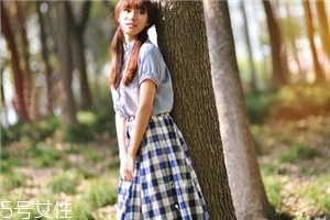 格子長(zhǎng)裙搭配什么上衣？清新文藝風(fēng)女孩