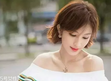 皮膚白的人染什么顏色的頭發(fā)好看？避免冷色調(diào)
