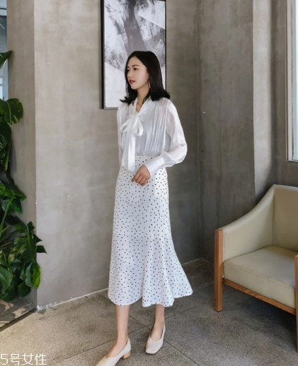 波點(diǎn)裙搭配什么上衣？復(fù)古混搭風(fēng)女王