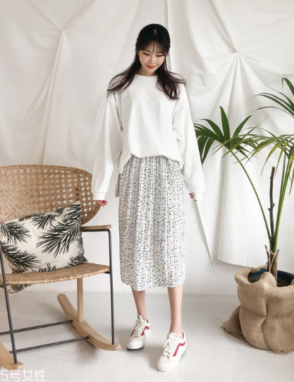 波點(diǎn)裙搭配什么上衣？復(fù)古混搭風(fēng)女王