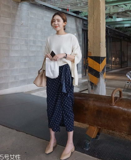 波點(diǎn)裙搭配什么上衣？復(fù)古混搭風(fēng)女王