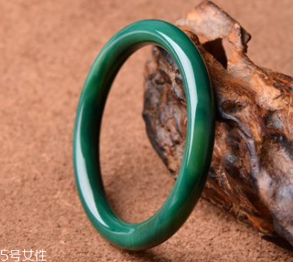綠水晶手鐲應(yīng)戴哪只手？左手更好