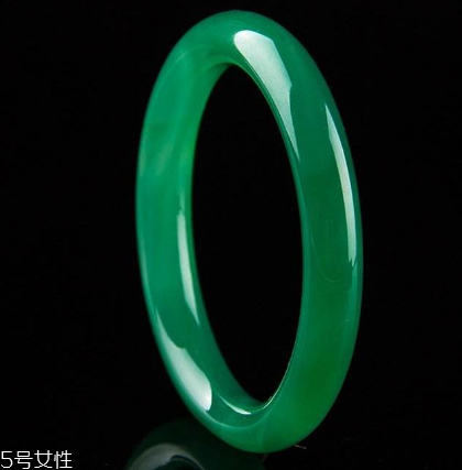 綠水晶手鐲應(yīng)戴哪只手？左手更好
