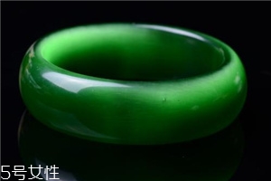 綠水晶手鐲應(yīng)戴哪只手？左手更好