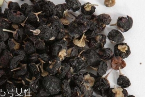 黑枸杞會泡成白色嗎？有這個可能