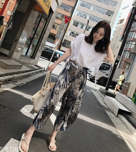 印花單品怎么搭配？感受春夏的浪漫情緣