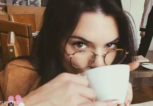 戴眼鏡怎么化妝好看？這么化妝比戴美瞳還美貌