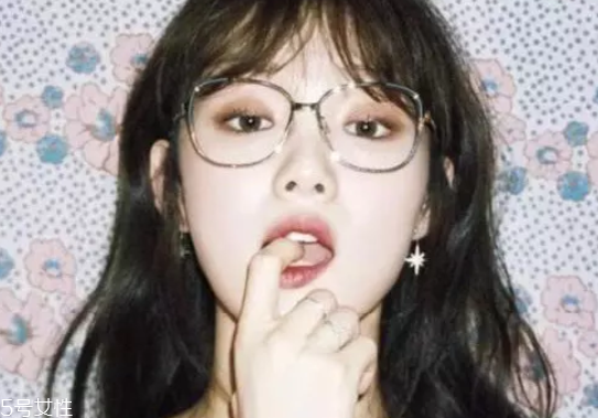 戴眼鏡怎么化妝好看？這么化妝比戴美瞳還美貌