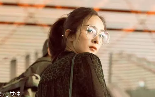 戴眼鏡怎么化妝好看？這么化妝比戴美瞳還美貌
