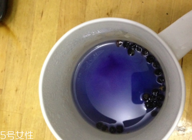 黑枸杞能和菊花一起泡嗎？這個(gè)搭配沒(méi)毛病