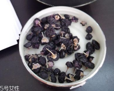 黑枸杞能和菊花一起泡嗎？這個(gè)搭配沒(méi)毛病