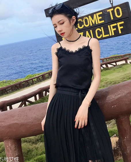 平胸穿什么衣服好看？性感的平胸穿搭