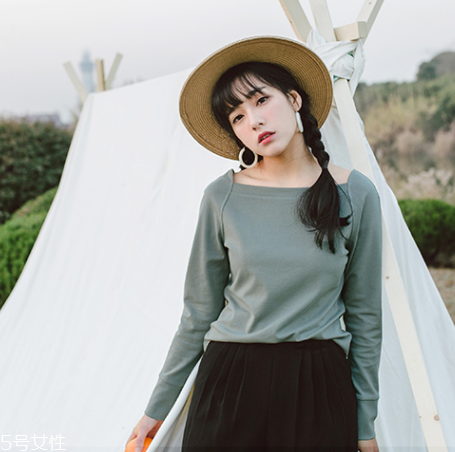 平胸穿什么衣服好看？性感的平胸穿搭