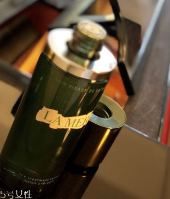 海藍(lán)之謎精萃液跟爽膚水有什么區(qū)別？用于爽膚水之后