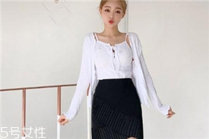 黑色短裙配什么上衣？基本款也能很時(shí)髦