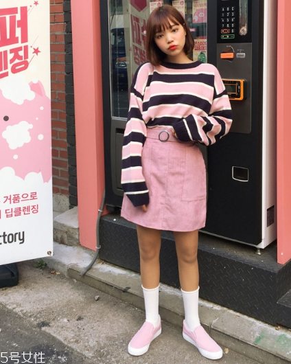 粉色短裙配什么鞋子？少女感爆棚穿搭