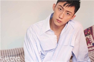 襯衫能貼身穿嗎？根據(jù)顏色深淺決定