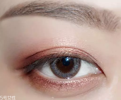 棕色眉筆適合什么膚色？不適合暗膚色