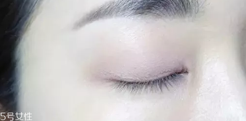 紫色眼影配什么口紅？配少女粉堪稱完美