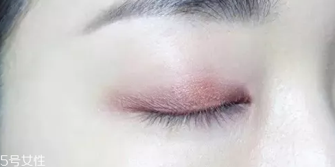 紫色眼影配什么口紅？配少女粉堪稱完美