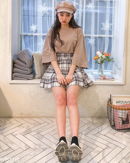 格子百褶裙配什么上衣？美翻整個(gè)春夏