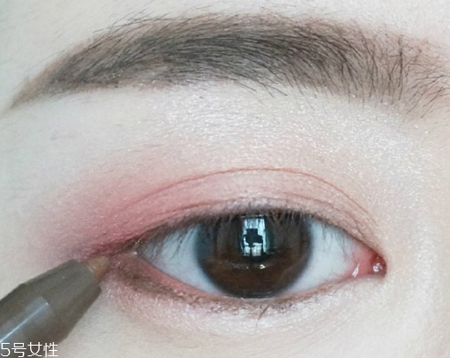 桃花妝用什么眼影好？3重色彩打造迷人眼妝