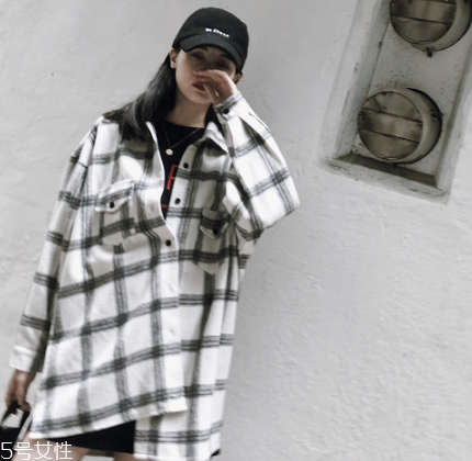 襯衫里面要穿衣服嗎？要看襯衫的面料顏色