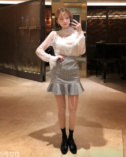 白色蕾絲上衣怎么搭配？女人味盡顯