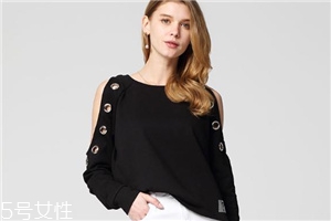 露肩上衣怎么搭配？屬于春天的小性感