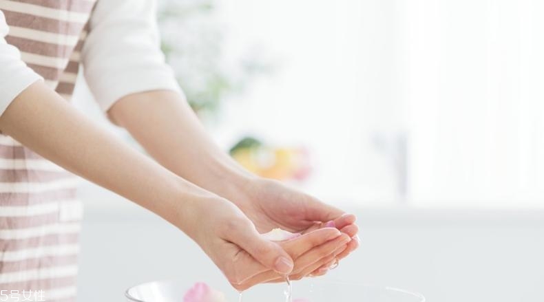 洗面奶洗后緊繃怎么回事？這6招讓你春季洗臉不拔干