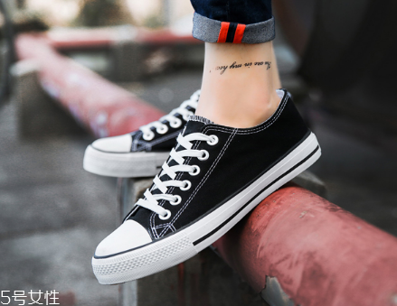 帆布鞋可以水洗嗎？帆布鞋應(yīng)該這樣洗