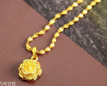 泡溫泉可以戴金項(xiàng)鏈嗎？泡溫泉最好別佩戴飾品