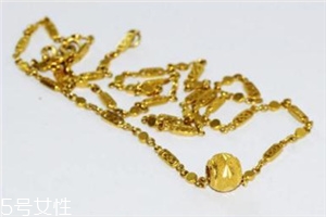 泡溫泉可以戴金項(xiàng)鏈嗎？泡溫泉最好別佩戴飾品