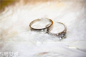 婚戒可以戴右手嗎？沒(méi)有明確的規(guī)定