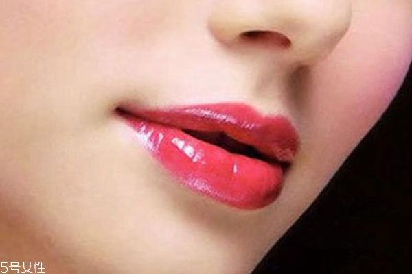 春天適合什么唇妝？4款簡(jiǎn)單易上手的撩動(dòng)唇色