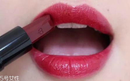 春天適合什么唇妝？4款簡(jiǎn)單易上手的撩動(dòng)唇色