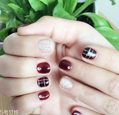 美甲的形狀和顏色怎么搭配？劍型指甲適合紅與黑