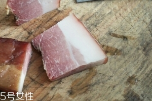 煙熏臘肉是熟的嗎？是生肉腌制的