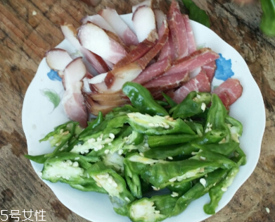 煙熏臘肉是熟的嗎？是生肉腌制的