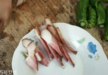 煙熏臘肉是熟的嗎？是生肉腌制的