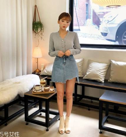 牛仔裙配什么上衣？最經(jīng)典的時(shí)尚穿搭