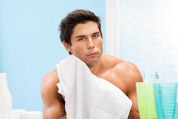 男士控油護(hù)膚品怎么選？用對(duì)護(hù)膚品做干凈的懶男人