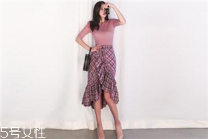 格子裙搭配什么上衣？俏皮少女范兒