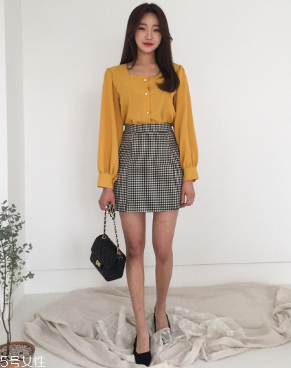 格子裙搭配什么上衣？俏皮少女范兒