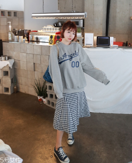 格子裙搭配什么上衣？俏皮少女范兒